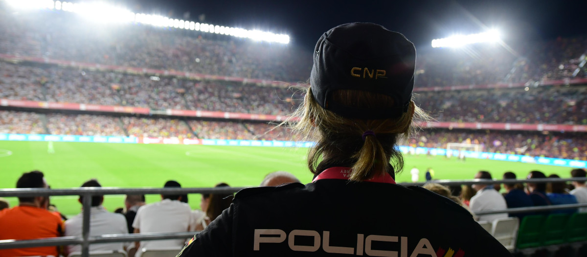 Agente de la Policía Nacional en un estadio de fútbol