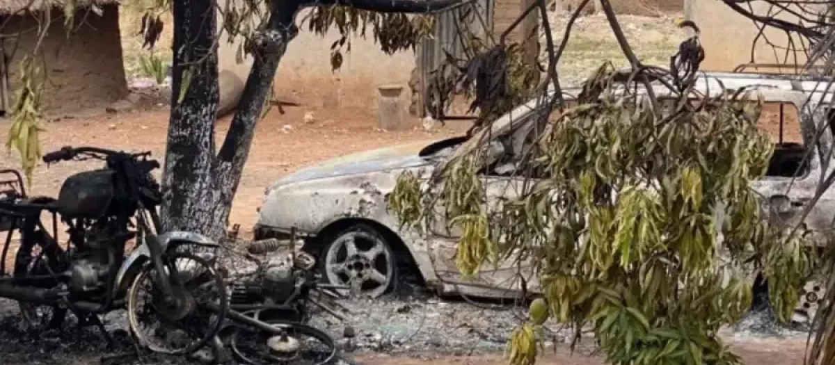 Vehículos quemados tras los ataques del Viernes Santo