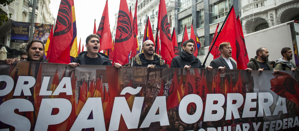 Varias personas con una pancarta y banderas durante una protesta contra la constitución española, a 6 de diciembre de 2022, en Madrid (España). La protesta ha sido convocada por Frente Obrero y Espacio Republicano de Madrid para pedir una tercera república, entre otros asuntos. La manifestación ha coincidido con el 44º aniversario de la Constitución española que se celebra hoy 6 de diciembre.
06 DICIEMBRE 2022;CONSTITUCION;CONSTITUCION ESPAÑOLA;PROTESTA
Juan Barbosa / Europa Press
(Foto de ARCHIVO)
06/12/2022