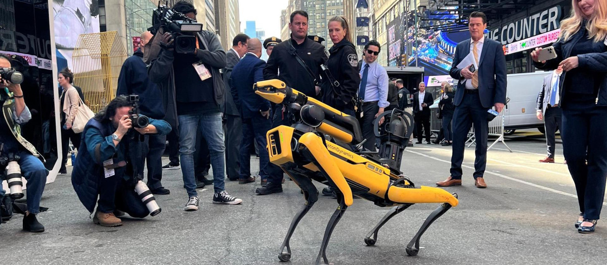 El robot Digidog en su presentación en Time Square (Nueva York)