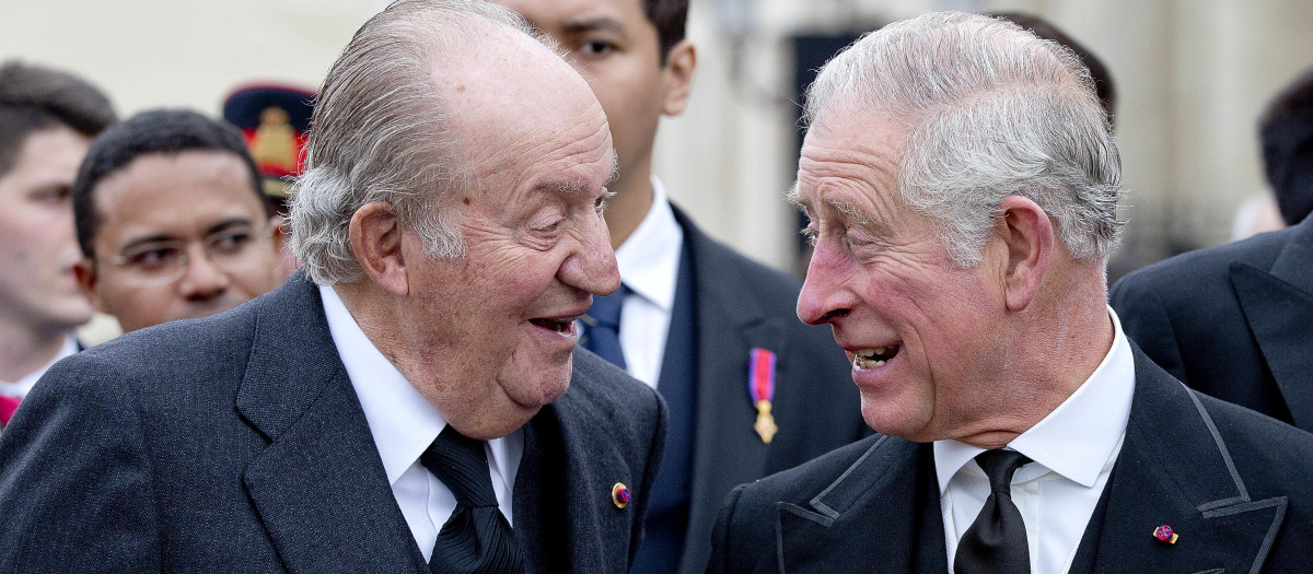 King Juan Carlos I and Prince Charles of Wales attending the funeral ceremony Romanian King Michael in Bucharest, Romania, Saturday, Dec. 16, 2017.
en la foto : mirandose a los ojos