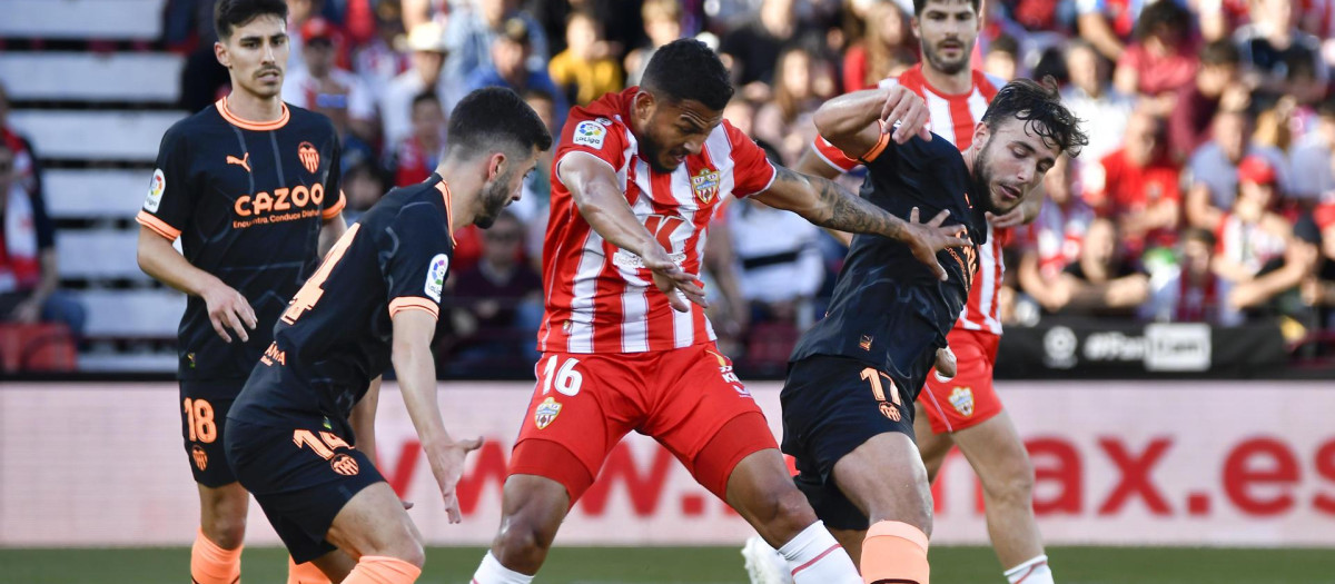 Almería y Valencia son dos de los equipos que están luchando por la salvación