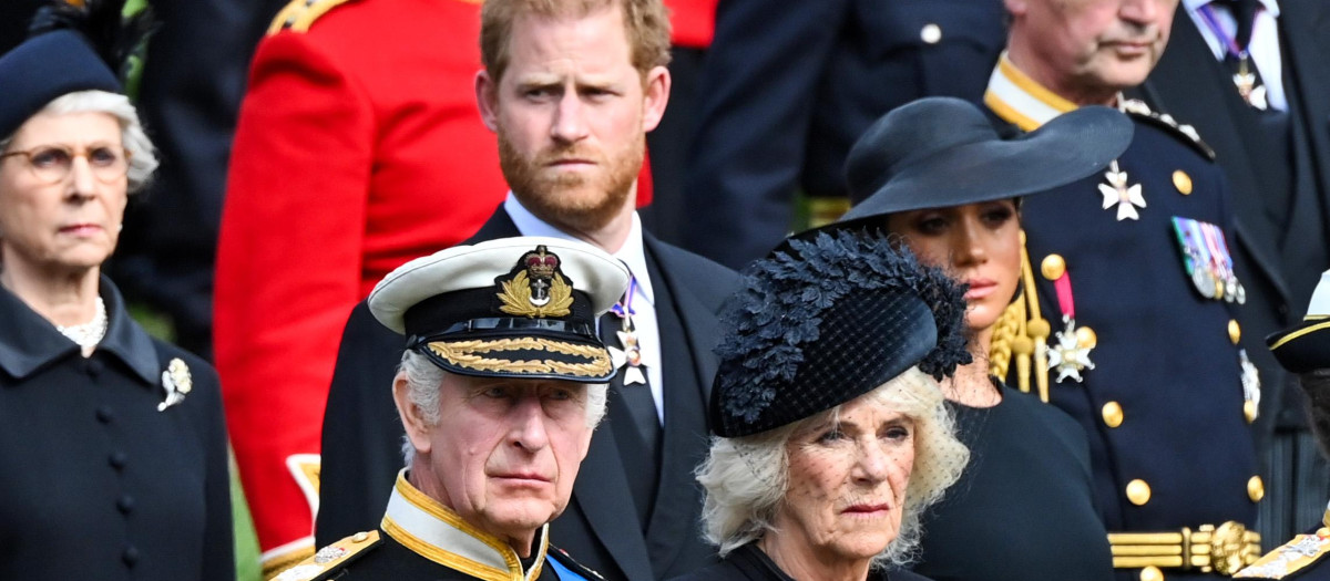 Britain´s King Charles III, Camilla, the Queen Consort, Meghan Markle , Duchess of Sussex, and Prince Harry during the carriage procession for Queen Elizabeth II's state funeral from London to Windsor on 19 September 2022