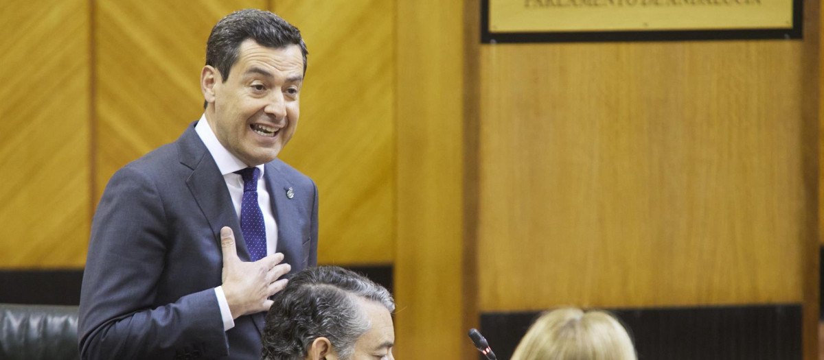 El presidente de la Junta de Andalucía, Juanma Moreno, durante su comparecencia en el Parlamento andaluz