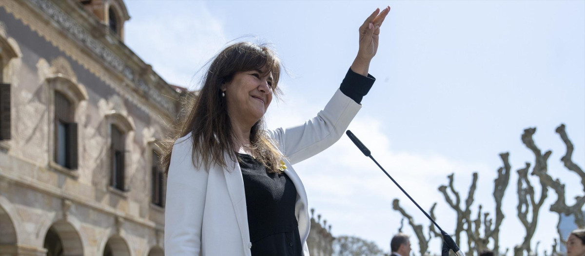 La presidenta de Junts y expresidenta del Parlament, Laura Borràs, ofrece declaraciones a los medios ante el Parlament tras ser condenada a cuatro años y medio de cárcel y trece de inhabilitación por el Tribunal Superior de Justicia Catalán, a 30 de marzo de 2023, en Barcelona, Cataluña, (España). Laura Borràs ha sido condenada por fraccionar contratos cuando dirigía la Institució de les Lletres Catalanes (ILC) entre 2013 y 2017. La Fiscalía había reclamado una condena de seis años de prisión y 21 de inhabilitación por prevaricación y falsedad documental, pero finalmente ha sido condenada con una petición de indulto para rebajar la pena hasta los dos años para que pueda suspenderse y no tener que ir a prisión. Borrás fue suspendida por este caso del cargo de presidenta del Parlament de Catalunya en julio de 2022.
30 MARZO 2023;LAURA BORRÀS;CONDENADA;TSJC;CUATRO AÑOS;INHABILITACIÓN;PRESIDENTA;JUNTS;INDEPENDENCIA;PARLAMENT
Lorena Sopêna / Europa Press
30/3/2023
