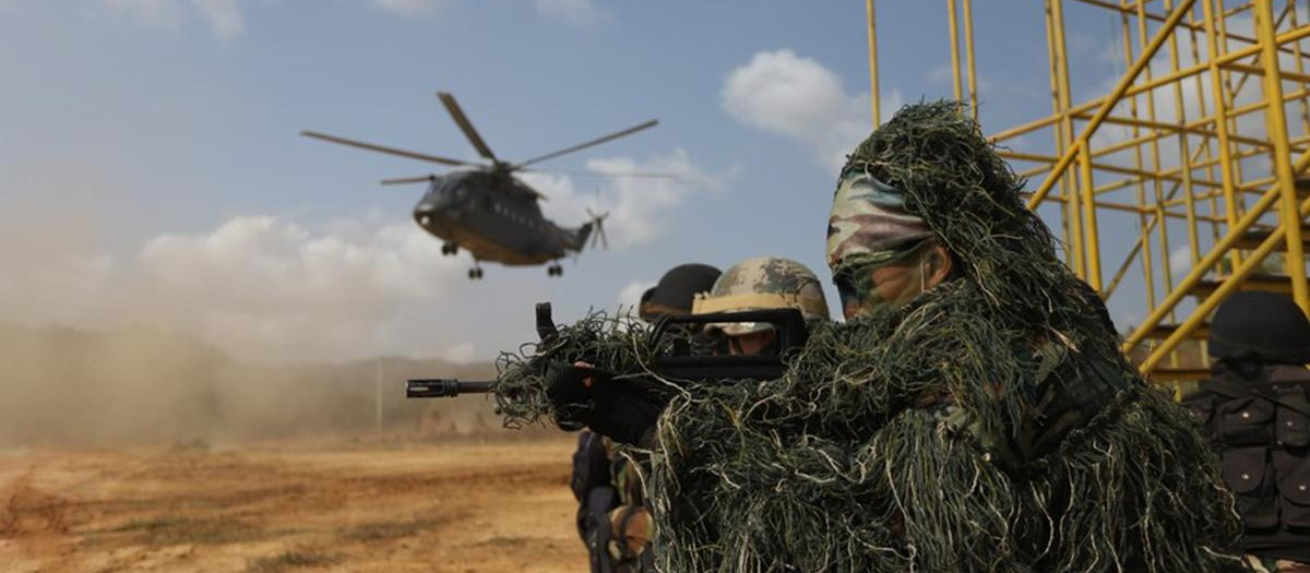 Soldados del Ejército Popular de Liberación (EPL) participan en ejercicios militares