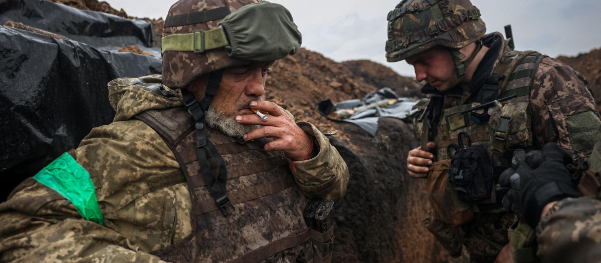 Soldados ucranianos en una trinchera en Bajmut
