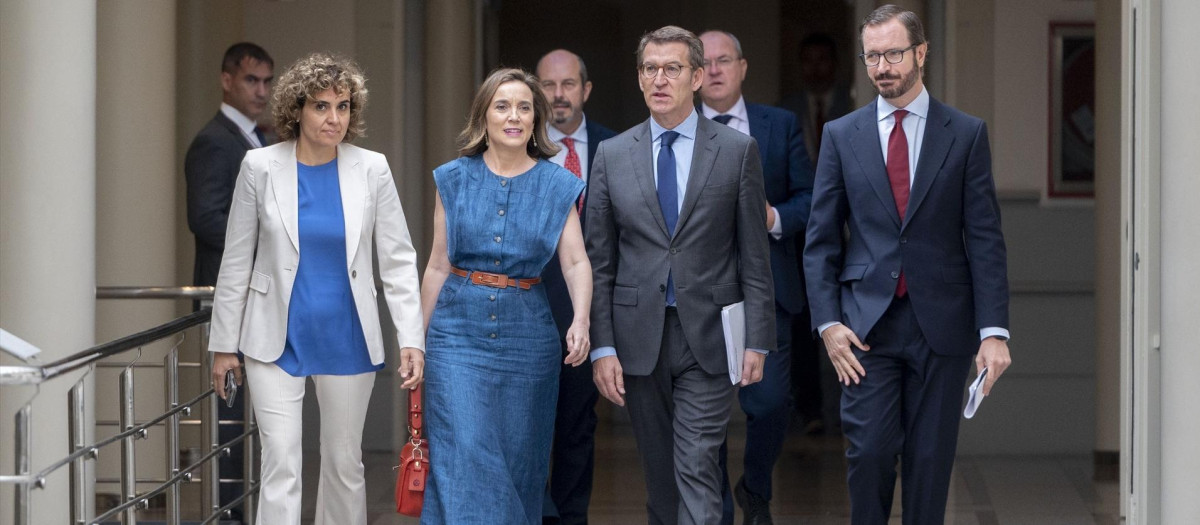 (I-D) La portavoz del Partido Popular en el Parlamento Europeo, Dolors Montserrat; la secretaria general del PP y portavoz del Grupo Parlamentario Popular en el Congreso, Cuca Gamarra; el presidente del PP, Alberto Núñez Feijóo; y el portavoz del Grupo Parlamentario Popular en el Senado, Javier Maroto; llegan juntos a la reunión plenaria de los grupos parlamentarios del Partido Popular del Congreso de los Diputados, en el Senado y en el Parlamento Europeo, en el Senado, a 27 de mayo de 2022, en Madrid (España).
27 MAYO 2022;PP
Alberto Ortega / Europa Press
(Foto de ARCHIVO)
27/5/2022