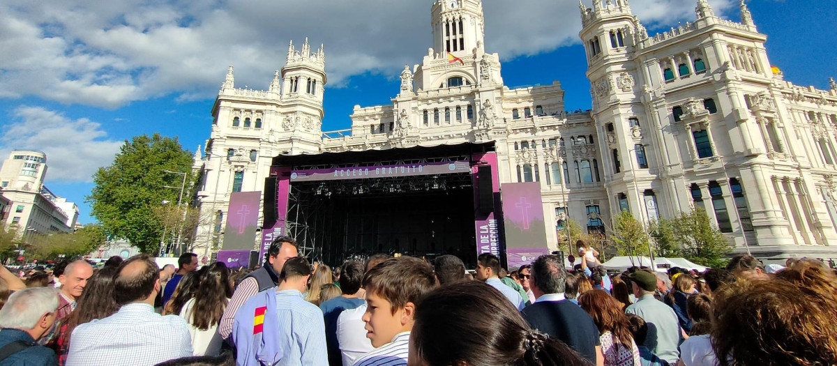 Ambiente en la plaza de Cibeles, donde tiene lugar la Fiesta de la Resurrección