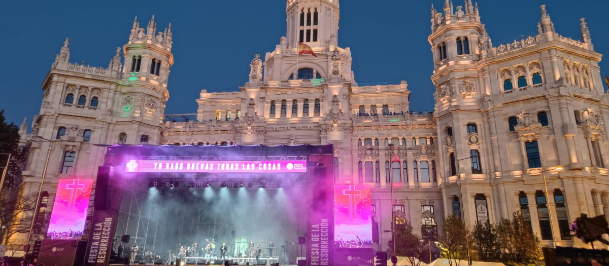 El Palacio de Cibeles iluminado tras el escenario de la Fiesta de la Resurrección