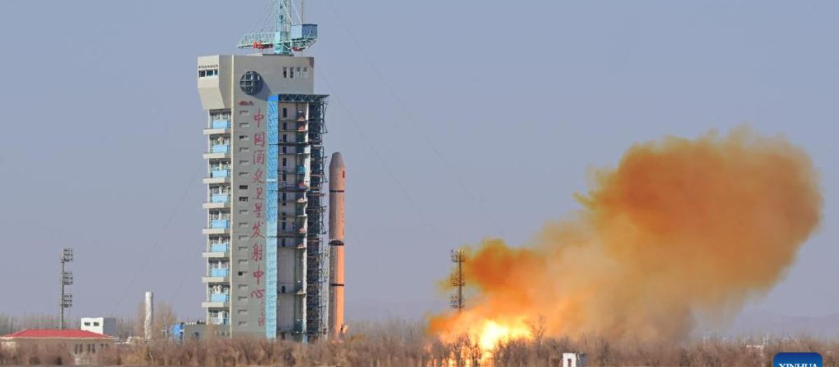 Un cohete espacial cargado con un satélite  es lanzado desde el Centro de Lanzamiento de Satélites de Jiuquan en el noroeste de China