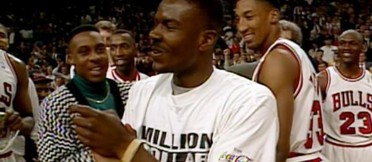 Don Calhoun celebrando el lanzamiento de un millón de dólares
