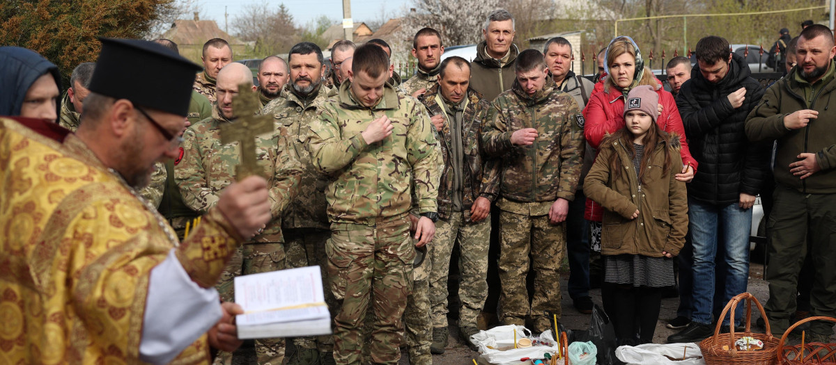 Soldados ucranianos y residentes locales esperan ser bendecidos en una iglesia durante la Pascua ortodoxa en Kramatorsk Donetsk
