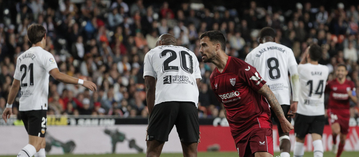 ***VERSIÓN CORREGIDA*** VALENCIA, 16/04/2023.- El centrocampista del Sevilla Suso Fernández (d) celebra tras marcar el segundo gol ante el Valencia, durante el partido de Liga en Primera División que Valencia CF y Sevilla FC disputan este domingo en el estadio de Mestalla. EFE/Manuel Bruque