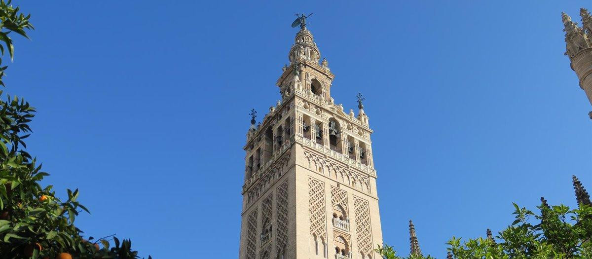 Giralda tras la restauración de la cara oeste