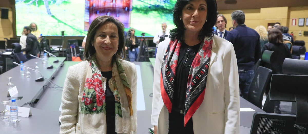 La ministra de Defensa, Margarita Robles (i), junto a la directora del Centro Nacional de Inteligencia (CNI), Esperanza Casteleiro (d), durante su visita al CNI