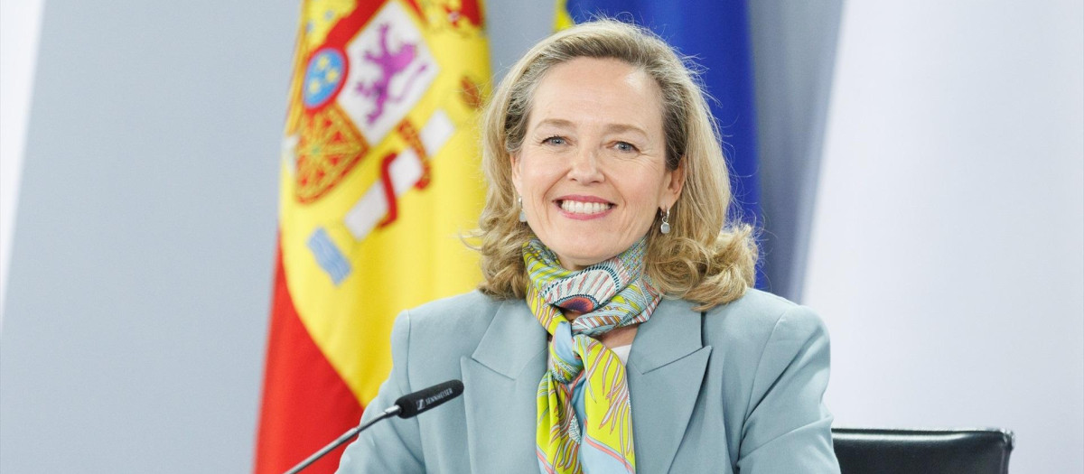 La vicepresidenta primera y ministra de Asuntos Económicos y Transformación Digital, Nadia Calviño, durante una rueda de prensa posterior a la reunión del Consejo de Ministros, en el Palacio de la Moncloa, a 28 de marzo de 2023, en Madrid (España). El Consejo de Ministros ha aprobado hoy, en segunda lectura, la Ley de Familias que equipara los derechos de las parejas de hecho a los de matrimonios, incluye un permiso retribuido de cinco días al año por cuidado de un familiar o conviviente y extiende los beneficios de familias numerosas a monoparentales con dos hijos. El anteproyecto de ley de Familias fue aprobado en primera lectura el pasado mes de diciembre, a propuesta del Ministerio de Derechos Sociales y Agenda 2030. Tras su aprobación este martes en segunda vuelta, se remitirá al Congreso de los Diputados donde se solicitará su tramitación por la vía de urgencia. Esta es la primera reunión del Consejo de Ministros de los recién designados ministros de Industria, Comercio y Turismo y de Sanidad, tras jurar su cargo en un acto en el Palacio de la Zarzuela.
28 MARZO 2023;NUEVO GOBIERNO;CONSEJO DE MINISTROS;MINISTROS;CONSEJO;LEY FAMILIAS;CINCO DIAS;CONVIVIENTE
Eduardo Parra / Europa Press
28/3/2023