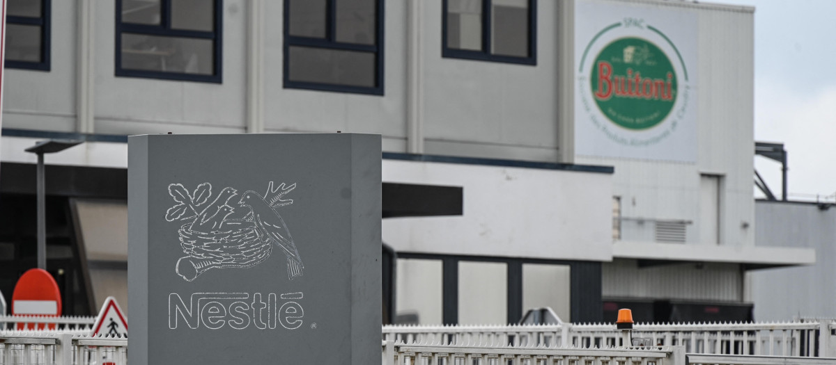 Vista de la entrada de la fábrica del grupo Buitoni, con los logos de Nestlé y Buitoni, en Caudry, al norte de Francia