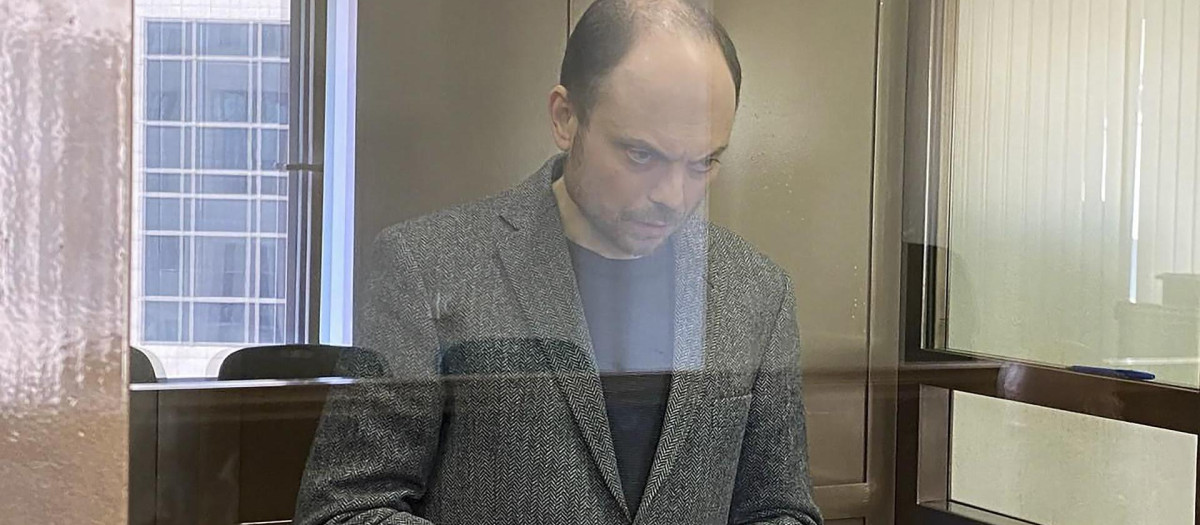 Moscow (Russian Federation), 17/04/2023.- A handout picture made available by Moscow City ?ourt press service shows Russian opposition activist Vladimir Kara-Murza in the cage during the verdict announcement in the Moscow City court in Moscow, Russia, 17 April 2023. The Moscow City Court sentenced Russian opposition activist and journalist Vladimir Kara-Murza to 25 years in a strict regime colony in the case of high treason, cooperation with an undesirable organization and the spread of 'false' information about the actions of the Russian Armed Forces. (Rusia, Moscú) EFE/EPA/MOSCOW CITY COURT PRESS-SERVICE/HANDOUT HANDOUT HANDOUT EDITORIAL USE ONLY/NO SALES HANDOUT EDITORIAL USE ONLY/NO SALES