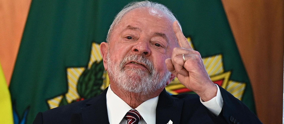 BRA50. BRASÍLIA (BRASIL), 10/04/2023.- El presidente brasileño, Luiz Inácio Lula da Silva, participa en una reunión ministerial hoy, en el Palacio de Planalto en Brasilia (Brasil). Lula da Silva se reunió este lunes con todo su gabinete en el Palacio de Planalto para hacer un balance de los primeros 100 días de su Gobierno. EFE/ Andre Borges