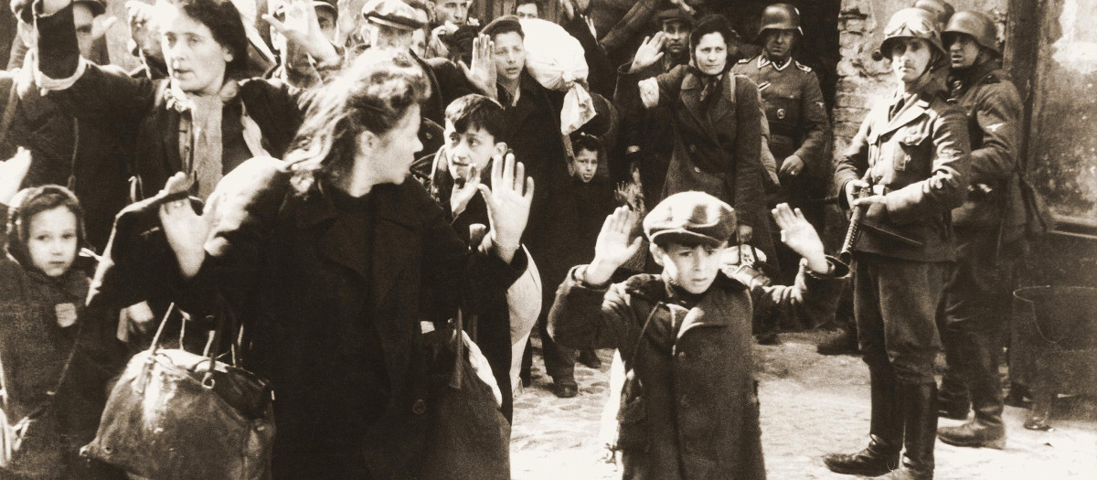 Fotografía de un niño judío rindiéndose en Varsovia, tomada por Jürgen Stroop en un informe para Heinrich Himmler
