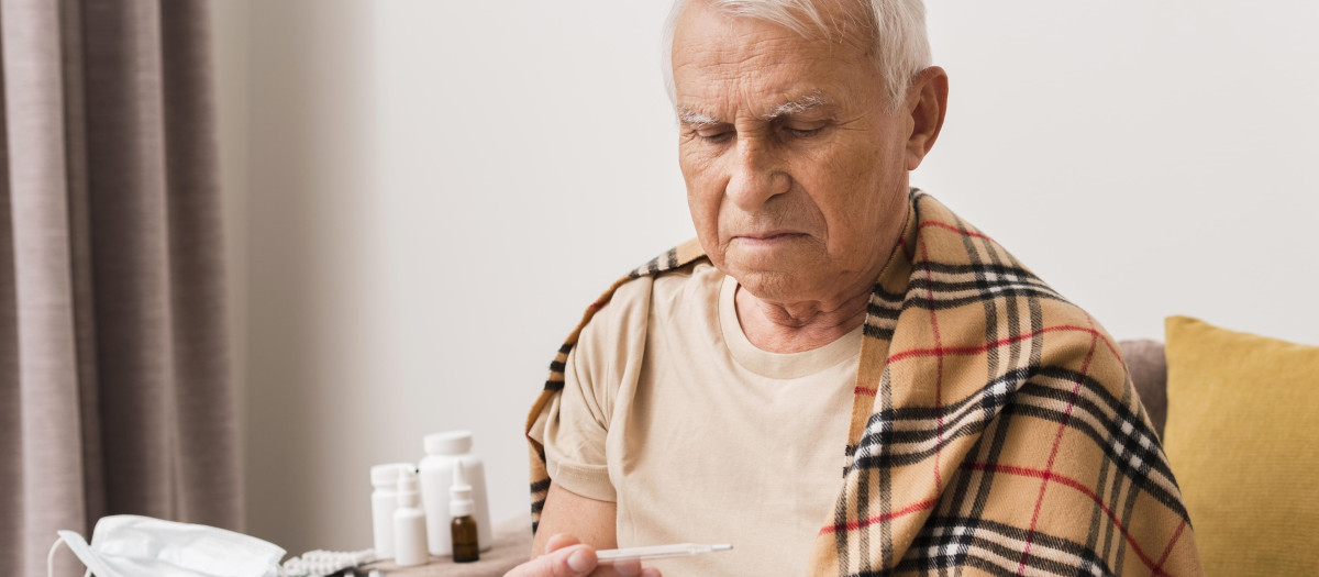 Hombre mayor tomándose la temperatura