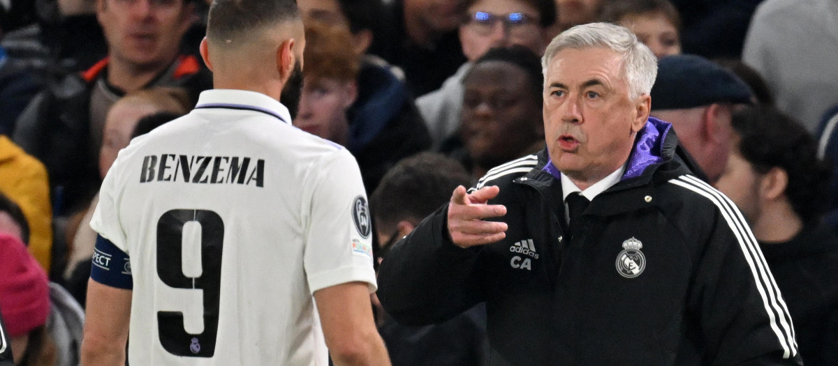 Carlo Ancelotti y Karim Benzema en el partido del Real Madrid en Londres
