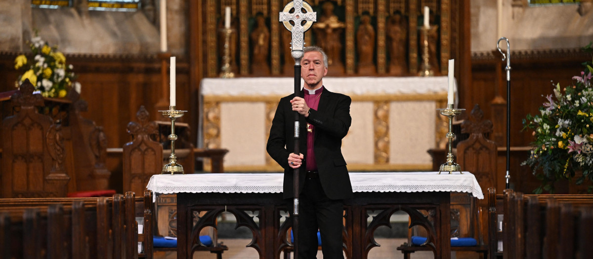 El arzobispo de Gales, Andrew John, con la Cruz de Gales, donde se ha incorporado la reliquia