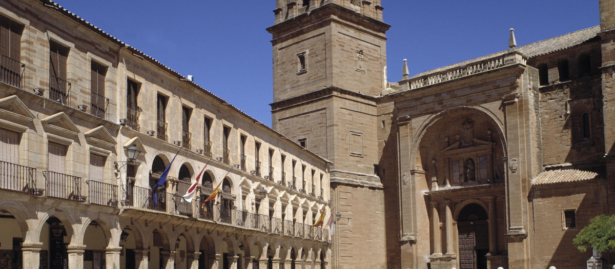 Villanueva de los Infantes en Ciudad Real. Plaza Mayor, Ayuntamiento e Iglesia de San Andrés