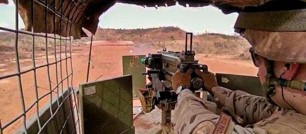 Un soldado español vigila en la misión europea en Mali