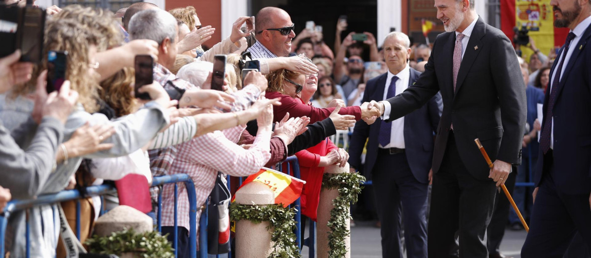 El Rey Felipe VI saluda a las personas que lo esperaban a su llegada a la localidad malagueña de Ronda
