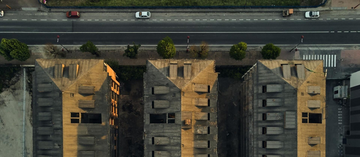 Vista desde arriba de tres bloques de edificios en Orense.