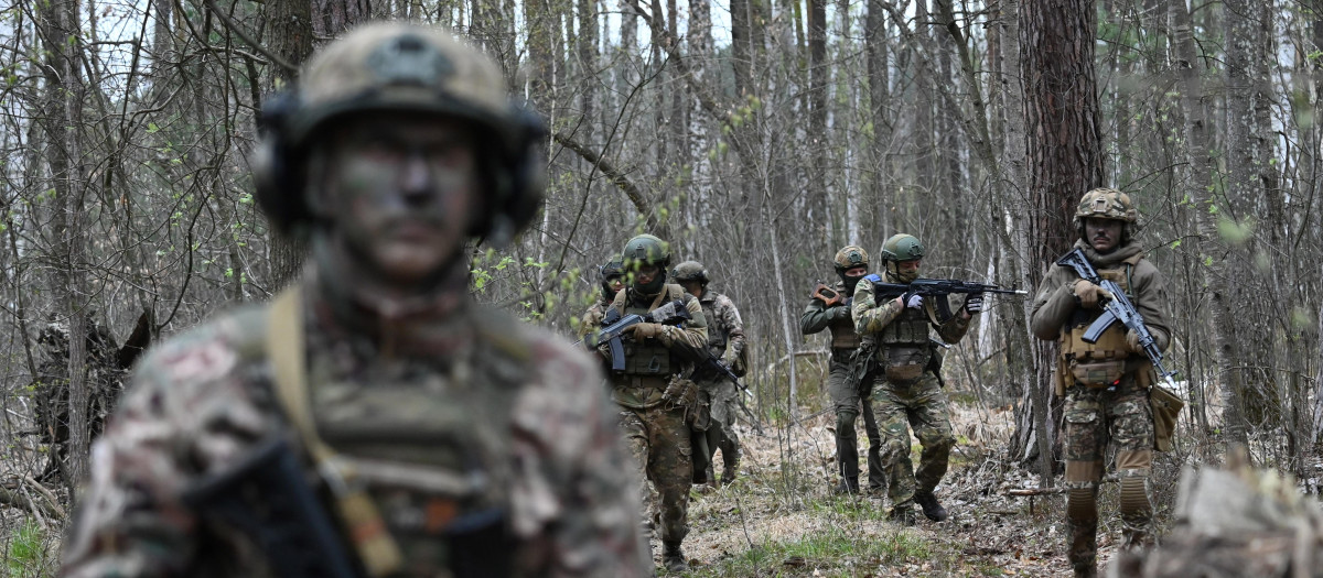 Militares pertenecientes a la brigada de tormentas ucraniana "Bureviy"