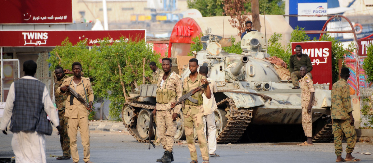 Soldados del ejército sudanés, leales al jefe del ejército Abdel Fattah al-Burhan, ocupan un puesto en la ciudad de Port Sudan, en el Mar Rojo
