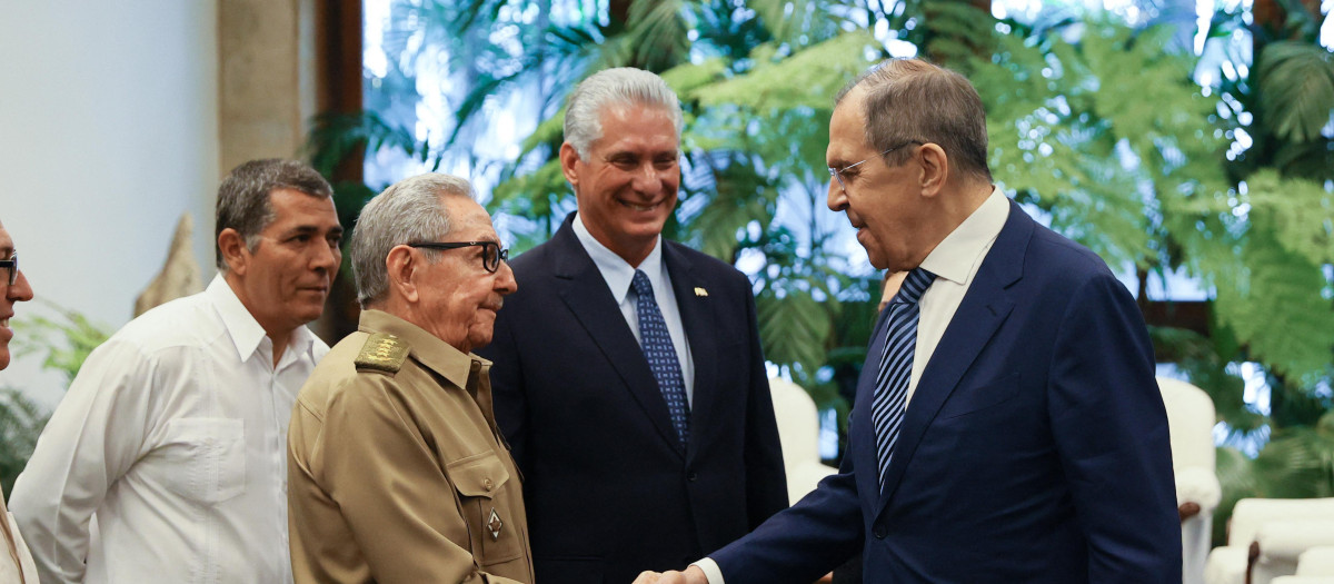 El ministro de Relaciones Exteriores de Rusia, Sergei Lavrov saluda a Raúl Castro en presencia de Miguel Díaz-Canel a su llegada a Cuba
