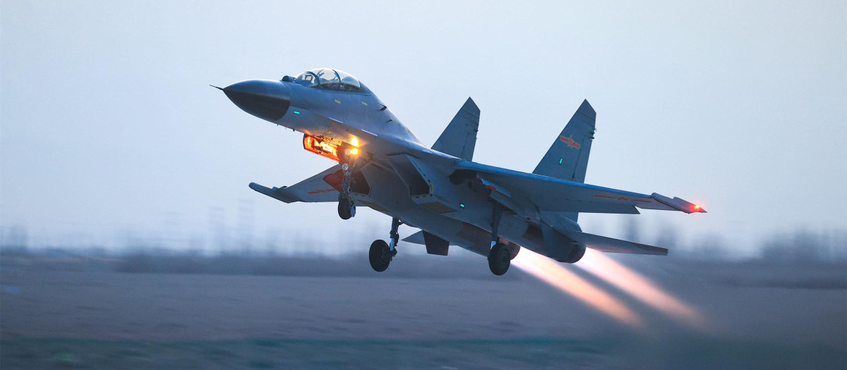 Un avión de combate chino durante un ejercicio de entrenamiento
