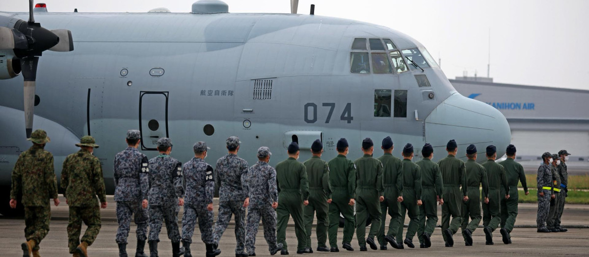 Miembros de la Fuerza Aérea de Autodefensa de Japón abordan un avión de transporte C-130 con destino a Yibuti para la evacuación