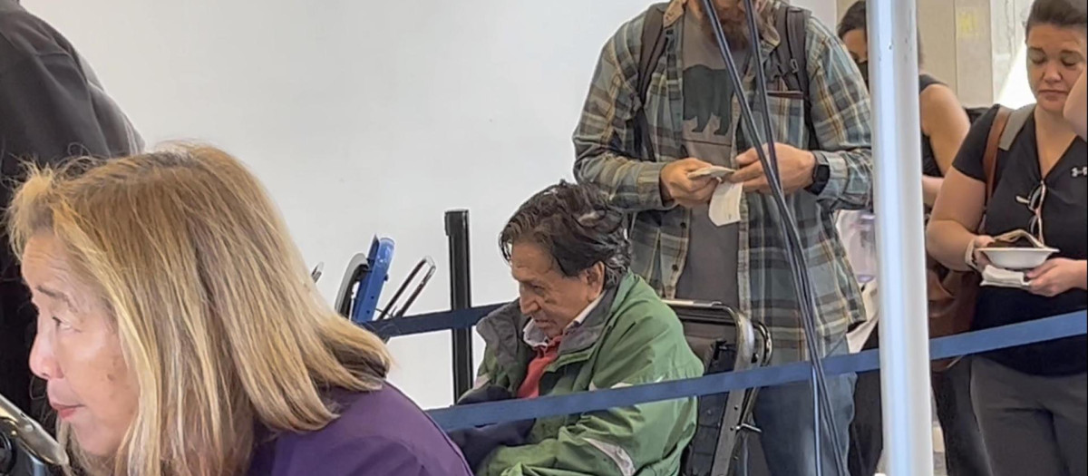Alejandro Toledo, expresidente de Perú, esperando para volar desde el Aeropuerto Internacional de San Francisco al de Los Ángeles, donde permanecerá menos de cuatro horas antes de despegar hacia Lima (Perú)