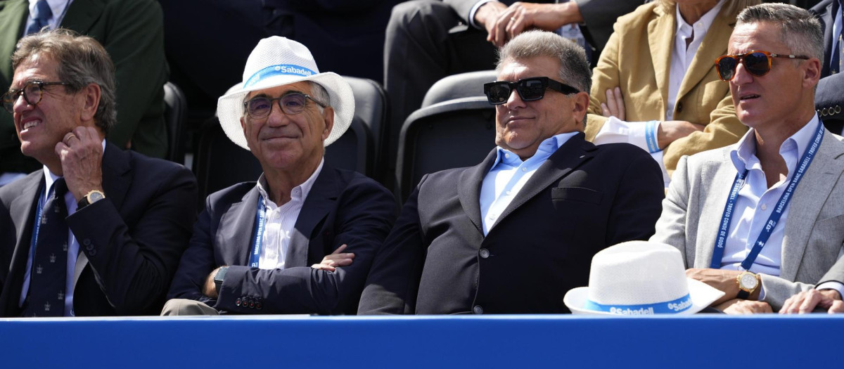 Joan Laporta, en el centro de la imagen, este sábado en el Conde de Godó