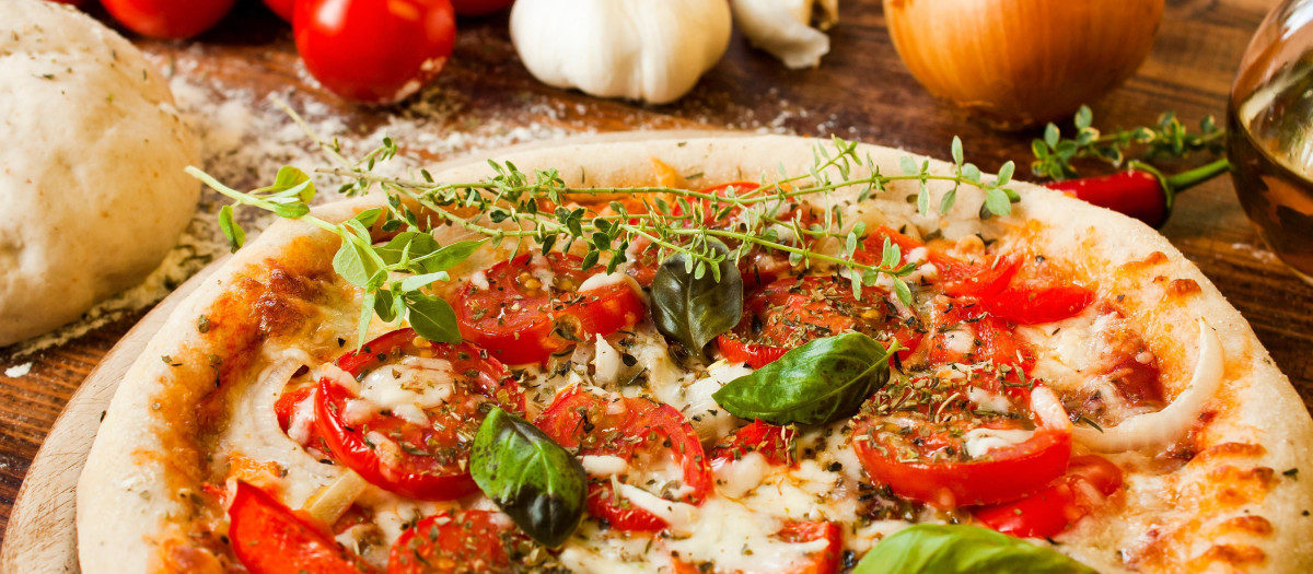 ITALIAN PIZZA.FOOD,ALIMENT,SPICE,VEGETABLE,PIZZA,ITALIAN,RUSTICAL,RUSTIC,VEGETARIAN,ORDER,FOOD,ALIMENT,ECO,SPICE,WATER,MEDITERRANEAN,SALT WATER,SEA,OCEAN,KITCHEN,CUISINE,BOIL,COOKS,BOILING,COOKING,DAINTY,WHEAT,FLOUR,ONION,PIZZA,DISH,MEAL,CHEESE,BASIL,WOODEN BOARD,GARLIC,BAKE,ITALIAN,ITALIA,ORIGINAL,RUSTICAL,RUSTIC,VEGETARIAN,SUPPER,DINNER,DOUGH,SPELT,HOMEMADE,COATING,FILM,SUPPLY,ENGAGE,CRISPED,CRISP,TABLE,OIL,OILS,CUTLERY,TOMATO,FRESH,HERBS,HEALTHY,DELIVERY SERVICE,PIZZASERVICE,PIZZATEIG,FAST FOOD,KAESE,KUECHE,GEBACKENES,VEGGIE,SCHARF,OEL,GEWUERZ