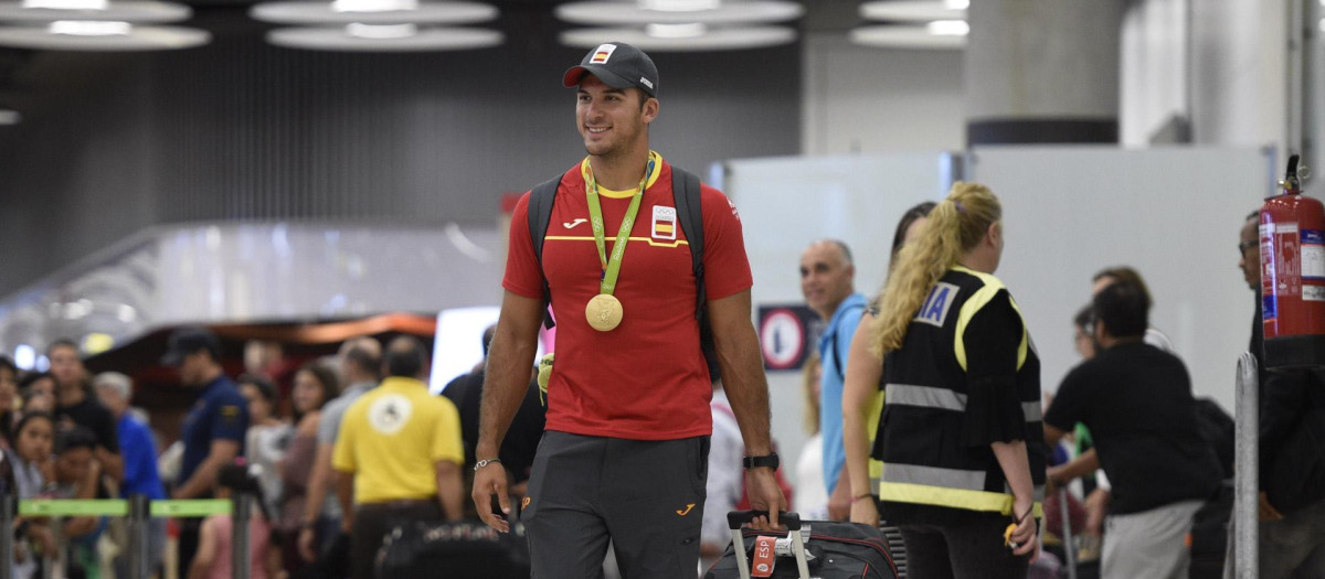 Cristian Toro, a su llegada al aeropuerto de Madrid con su oro en Río 2016