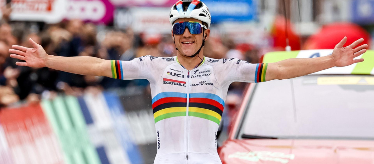 Remco Evenepoel celebra la victoria en la Lieja-Bastoña-Lieja