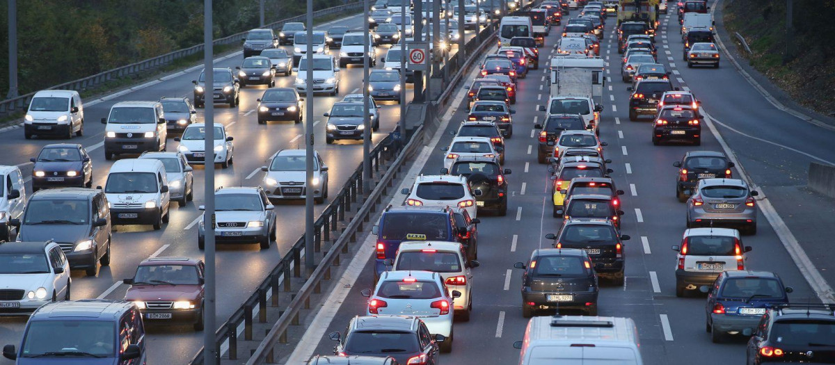 Los vehículos de combustión seguirán teniendo hueco en la carretera