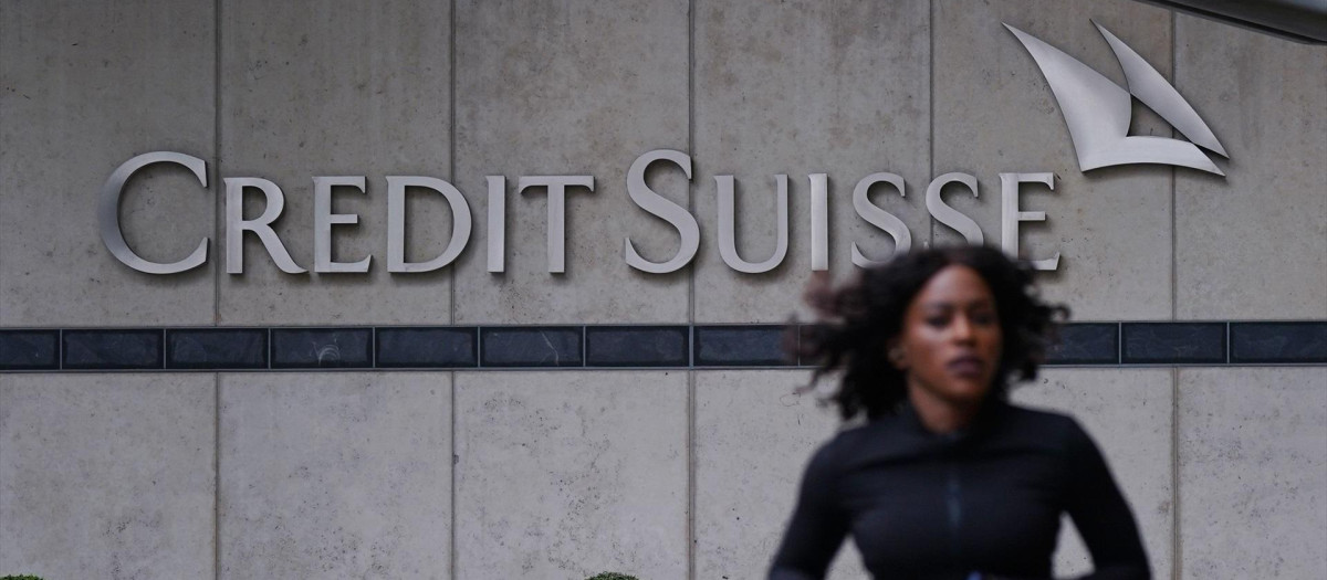 Una mujer corre frente a la sede de Credit Suisse en Londres.