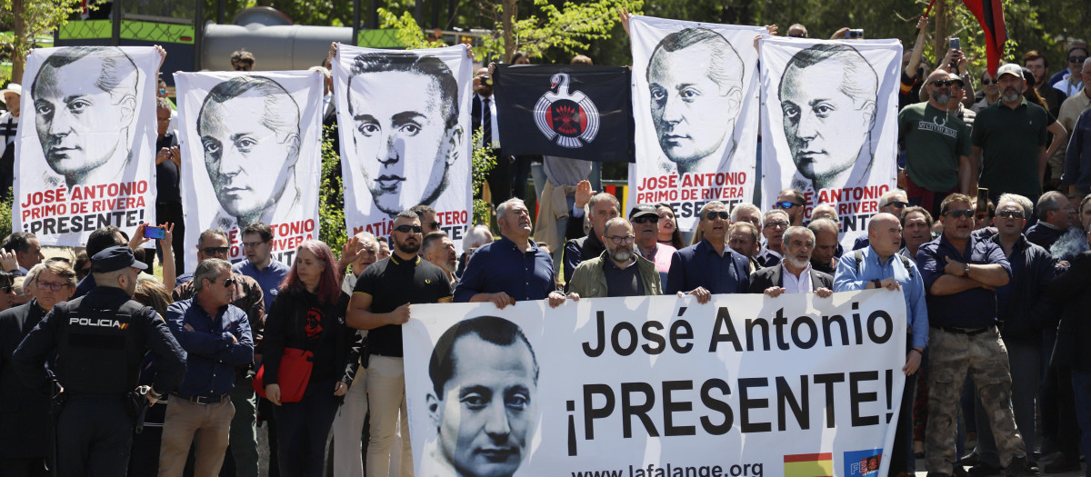 Simpatizantes de Falange en el cementerio de San Isidro