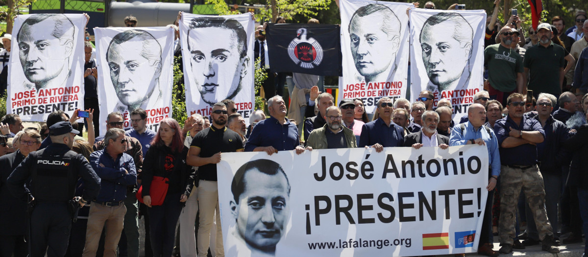 Numerosos partidarios del fundador de La Falange esperando su llegada al cementerio de San Isidro