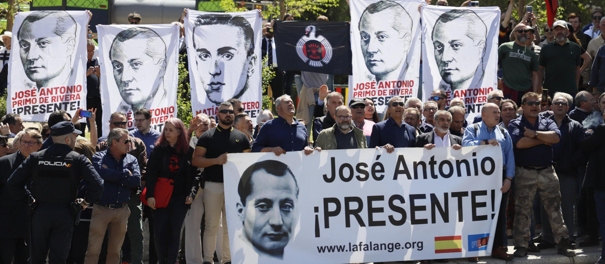 Numerosos partidarios del fundador de La Falange esperando su llegada al cementerio de San Isidro