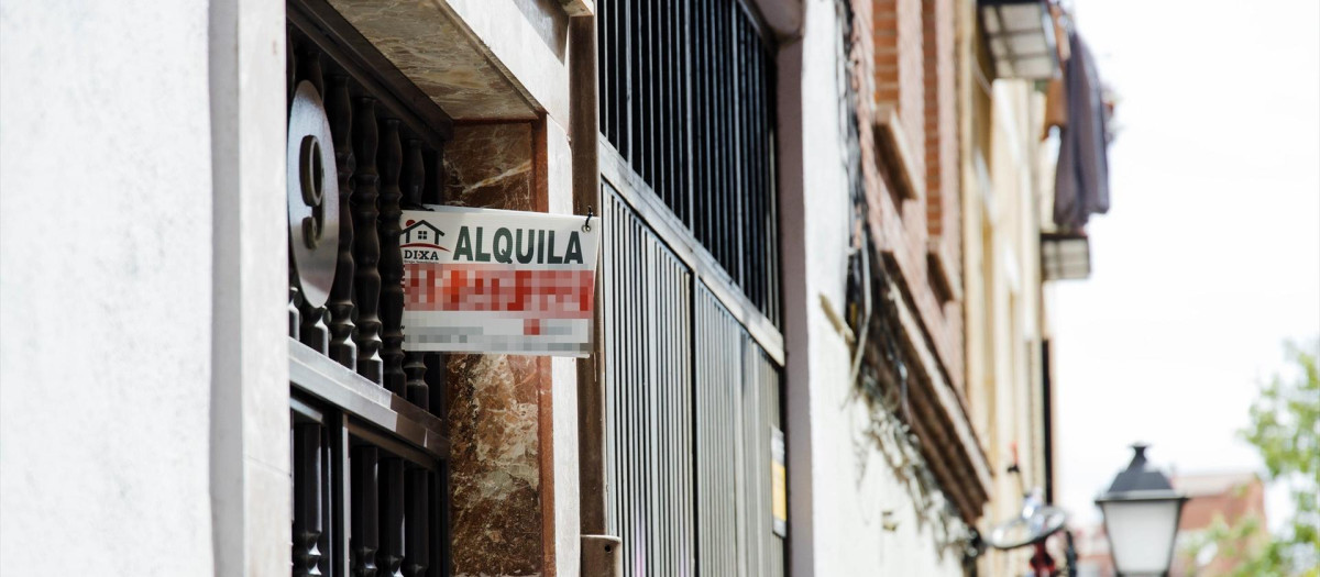 Cartel de alquiler en Embajadores.