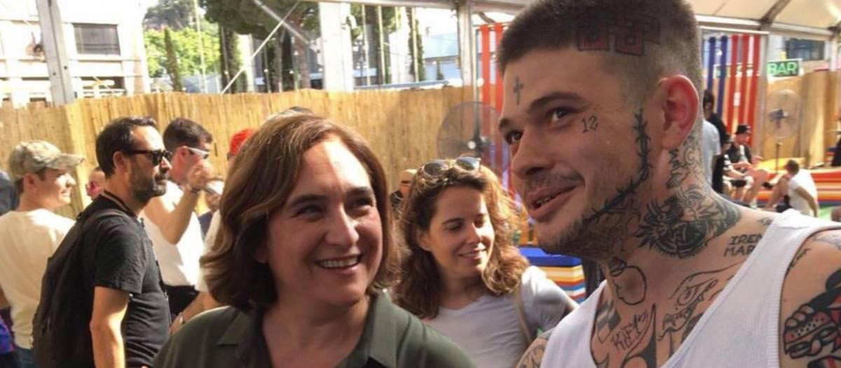 El rapero Cecilio G junto a Ada Colau en el festival Sonar de 2019