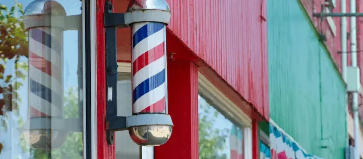 ¿Qué significa el poste tricolor que hay a la entrada de muchas peluquerías y barberías?